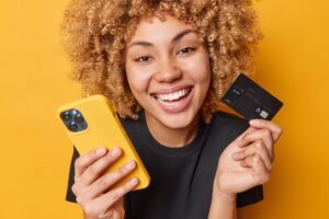 mulher com celular e cartão