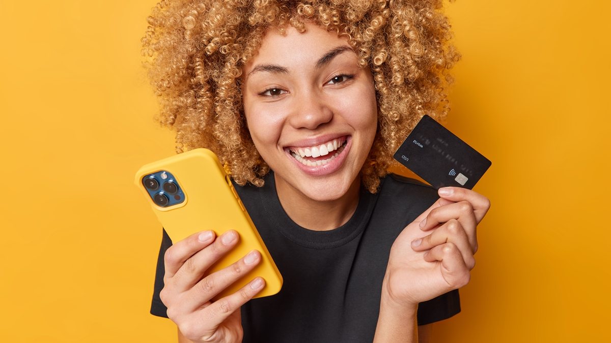 mulher com celular e cartão