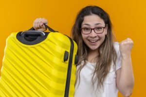 mulher feliz com mala