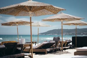 espreguiçadeiras em hotel na praia