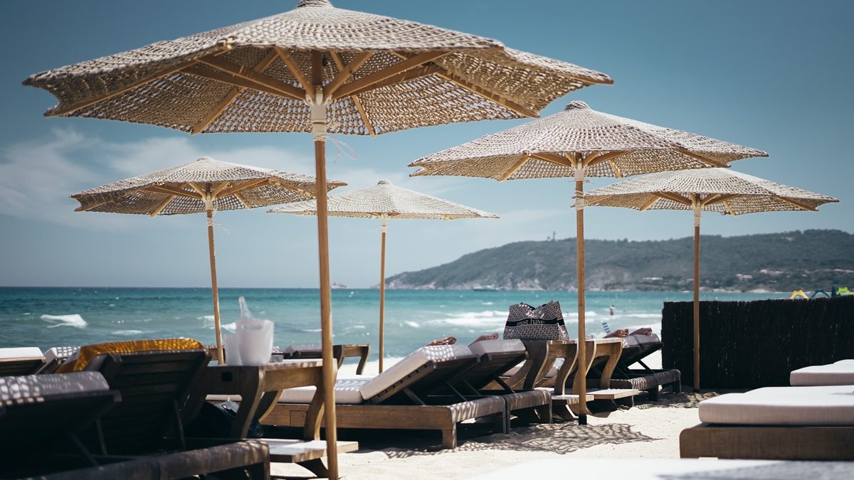 espreguiçadeiras em hotel na praia