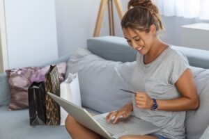 mulher fazendo compra online