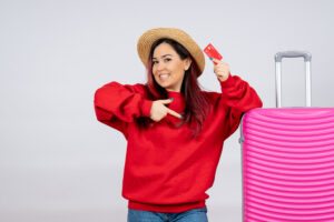 mulher indo viajar com mala e cartão