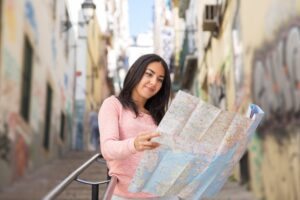 mulher vendo mapa em viagem