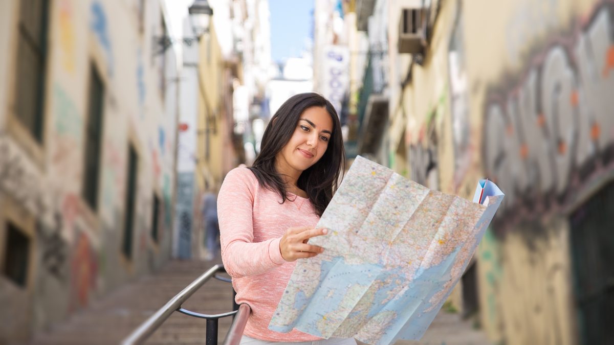 mulher vendo mapa em viagem