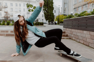 mulher andando de skate