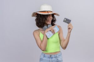 mulher com passagens e cartão