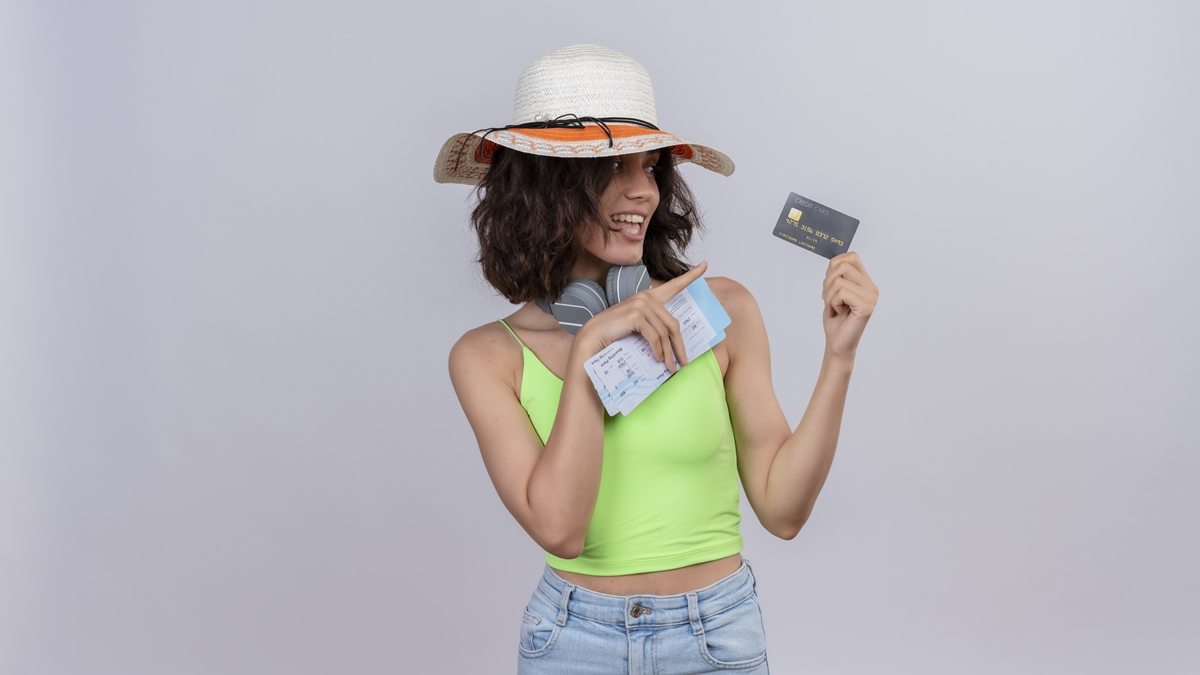 mulher com passagens e cartão