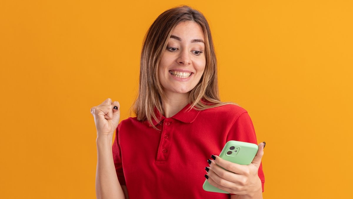 mulher com celular
