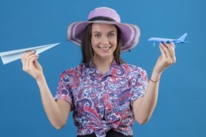 mulher segurando aviões