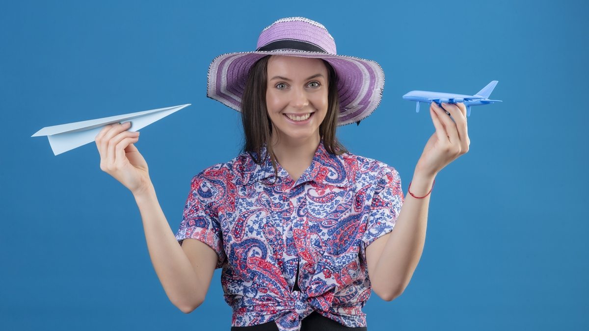 mulher segurando aviões