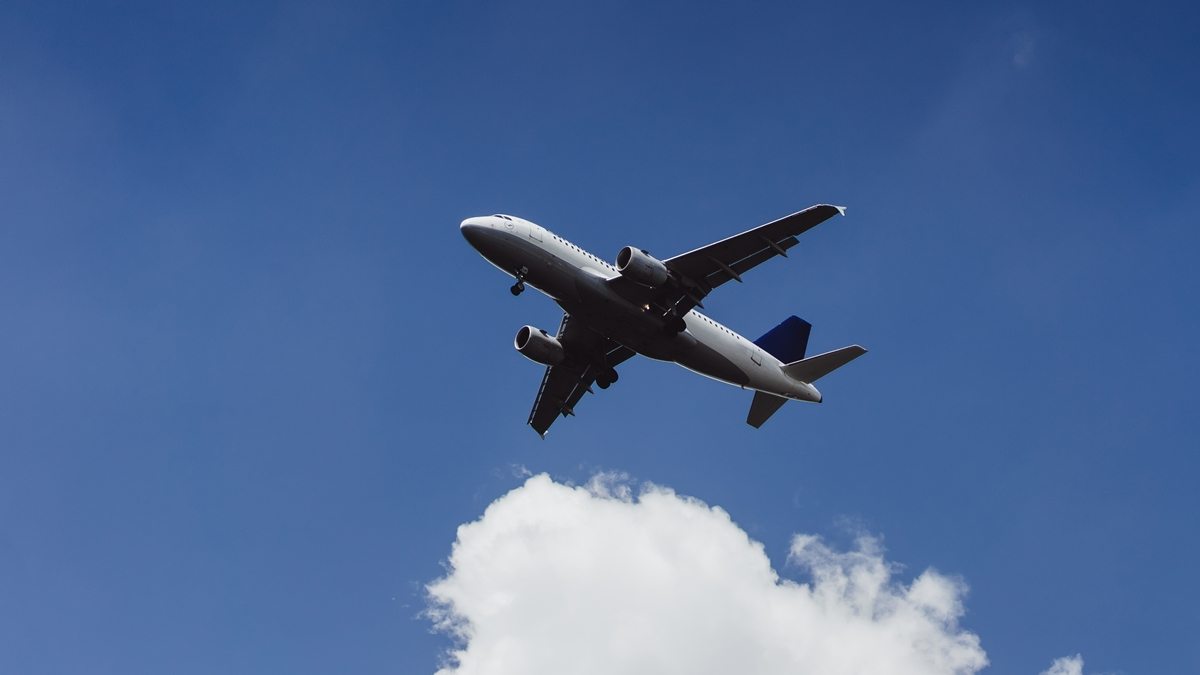 avião no céu