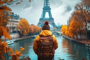 pessoa olhando para a torre eiffel