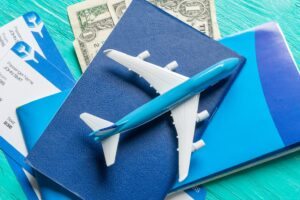 aviao, dolares e passaporte