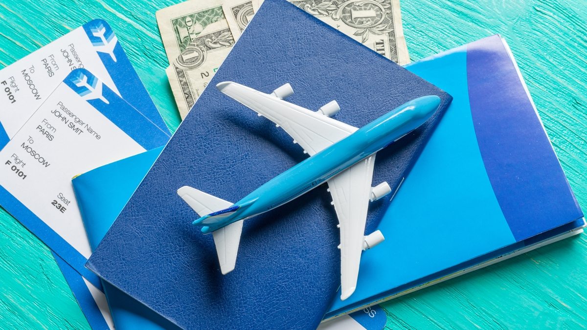 aviao, dolares e passaporte