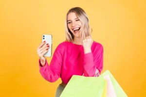 mulher feliz fazendo compras