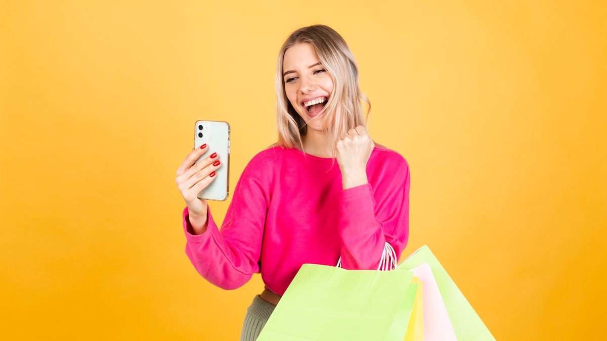 mulher feliz fazendo compras
