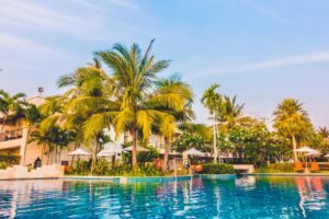 hotel com piscina e palmeiras