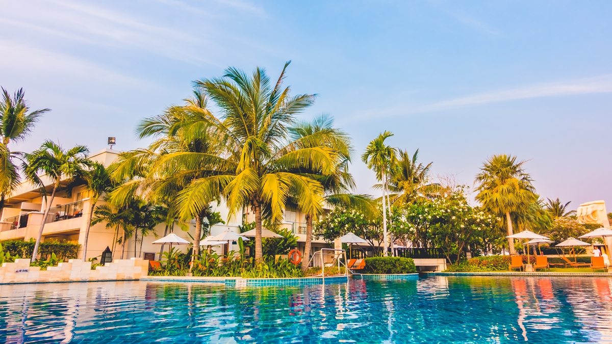 hotel com piscina e palmeiras
