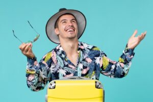 homem com mala de viagem