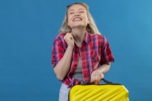 mulher com mala de viagem