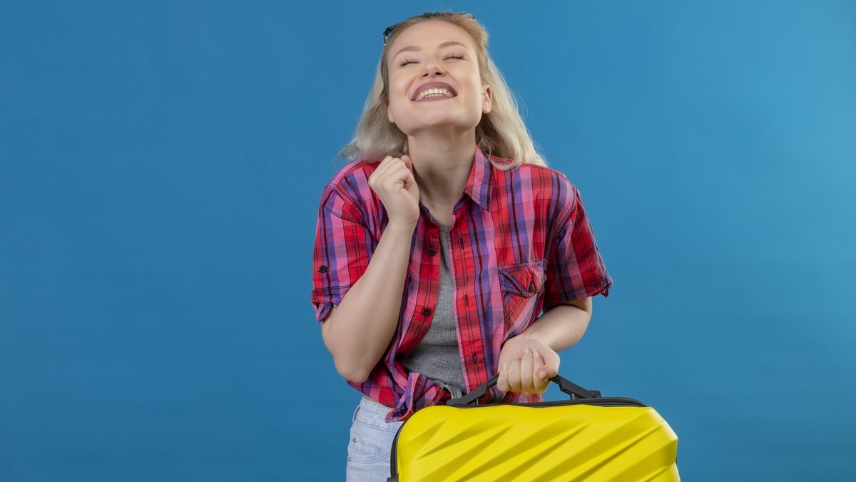 mulher com mala de viagem