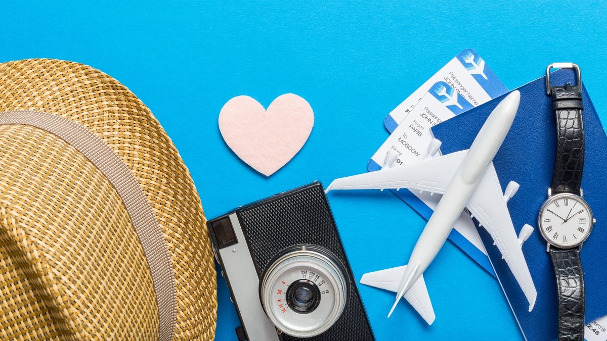 avião, máquina fotográfica e chapeu de turismo