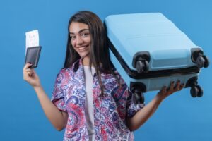 menina com mala e bilhete de viagem