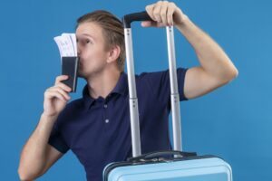 homem com mala e bilhetes de viagem