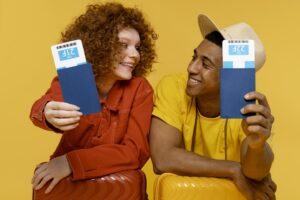 pessoas com passagens aereas e malas