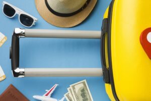 mala, aviao, dolar e itens de viagem