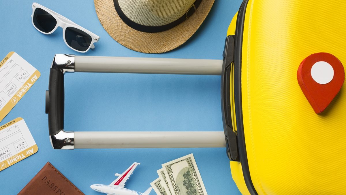 mala, aviao, dolar e itens de viagem