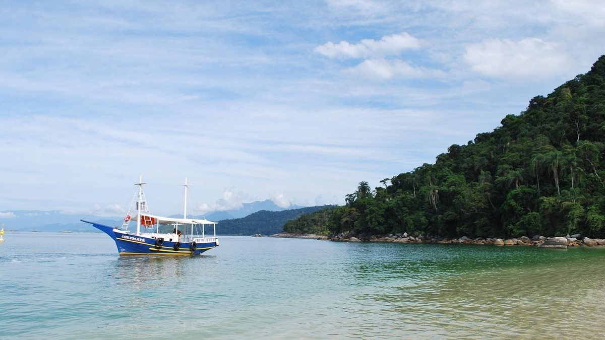barco no mar