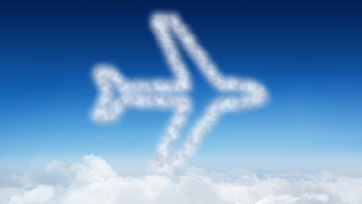 avião de nuvens