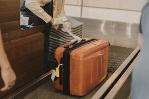 Passageiro despachando mala no aeroporto