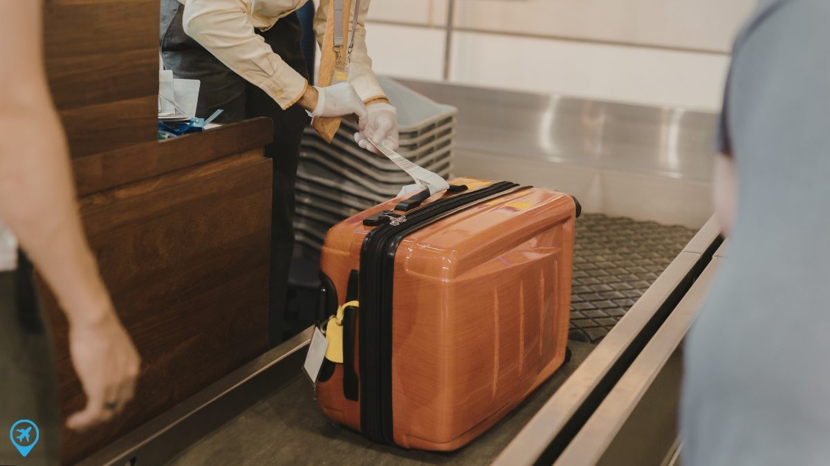 Passageiro despachando mala no aeroporto