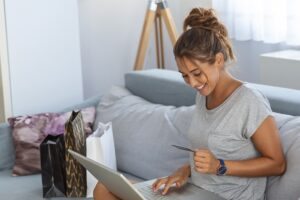 mulher com computador