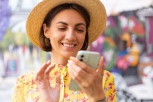 mulher com celular