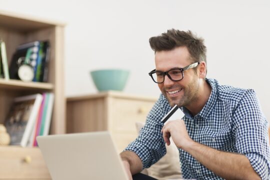 homem fazendo compra online