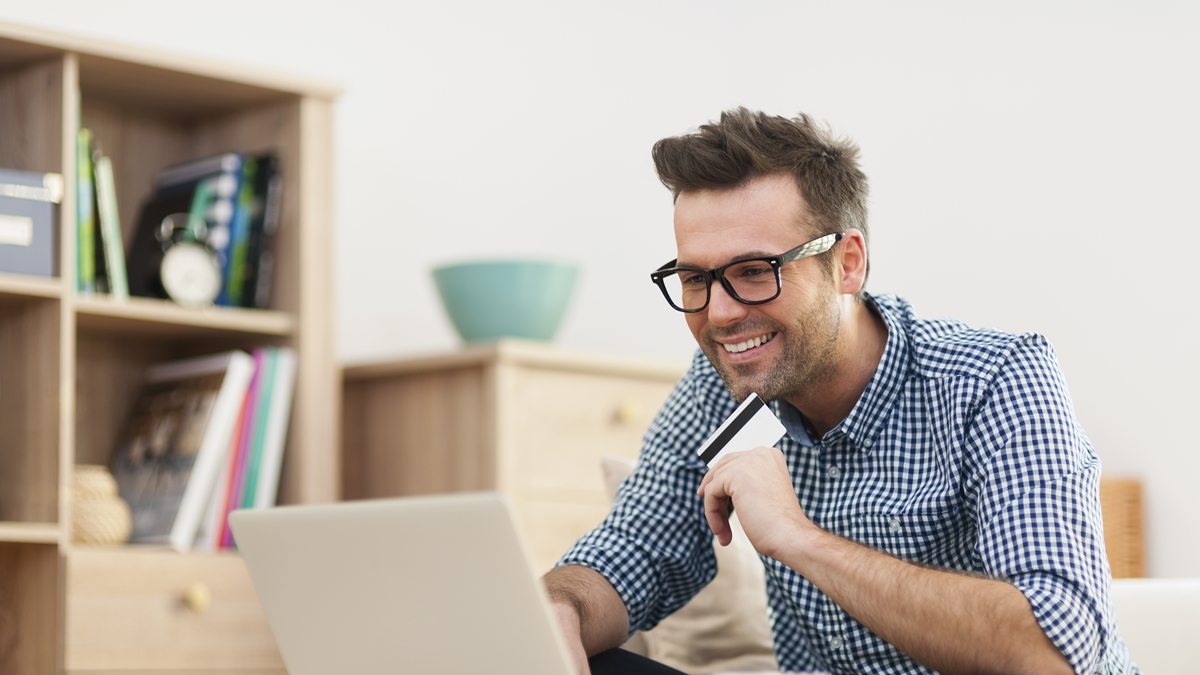 homem fazendo compra online
