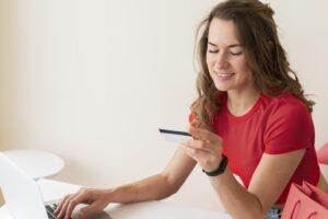 mulher fazendo compra