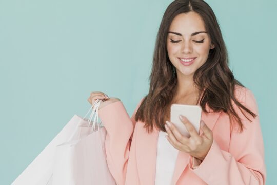 mulher fazendo compra