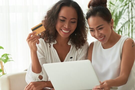 mulheres fazendo compras