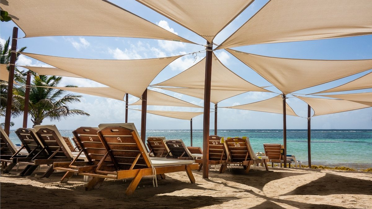 espreguiçadeiras na praia