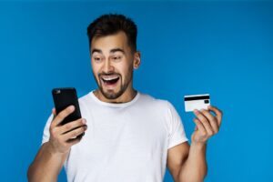 homem com cartão de crédito
