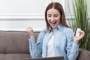 mulher feliz fazendo compra