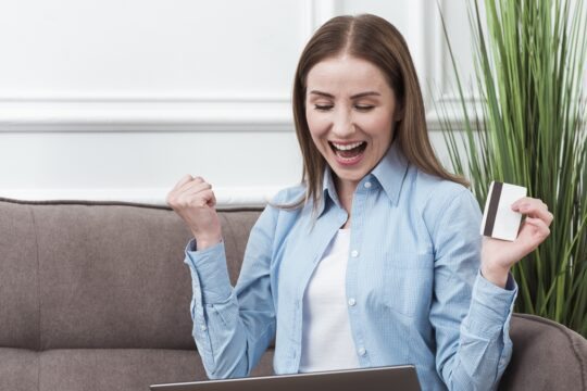 mulher feliz fazendo compra