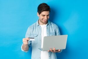 homem fazendo compra no notebook