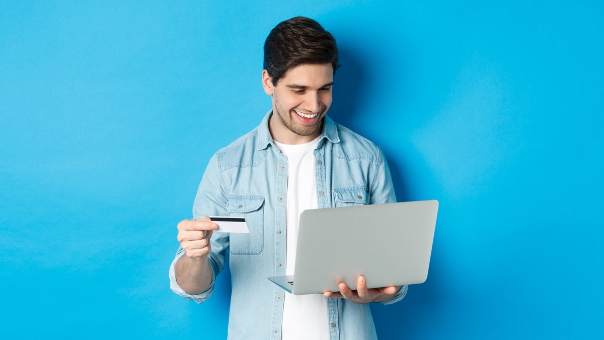homem fazendo compra no notebook