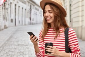 menina com celular